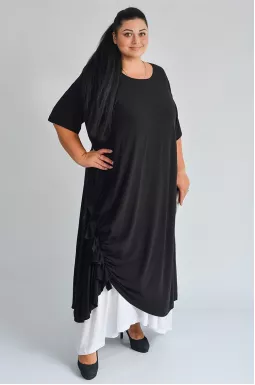 Чорна сукня з декоративною драпіровкою великих розмірів