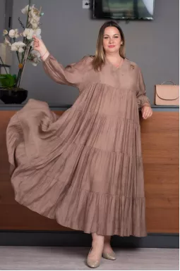 Сукня бежевого кольору з прикрасою великих розмірів