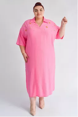 Рожева сукня з декоративними деталями великих розмірів