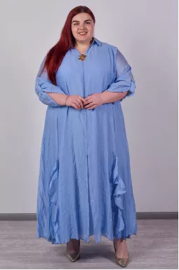 Сукня з легкої фактурної тканини та з декоративною брошкою великих розмірів
