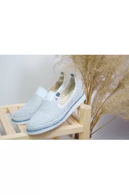 Туфлі закриті з перфорацією великих розмірів