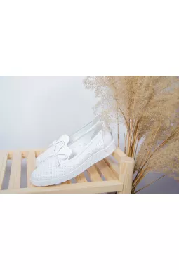 Туфлі закриті з перфорацією великих розмірів