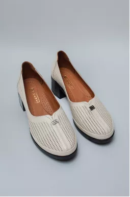 Комфортні легкі кремові туфлі на підборах великих розмірів