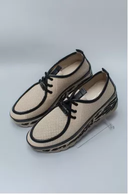 Бежеві шкіряні туфлі з оригінальним дизайном великих розмірів