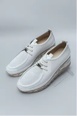 Білі шкіряні туфлі з перфорацією великих розмірів