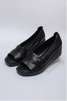 Чорні шкіряні туфлі на танкетці великих розмірів