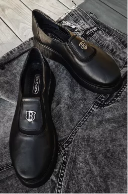 Черные кожаные туфли с резинкой и украшением больших размеров