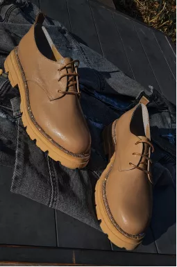 Дерби бежевые оформлены стразами больших размеров