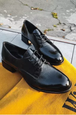 Туфлі лакові на низьких підборах з шнурівкою великих розмірів