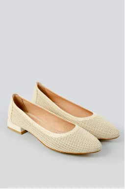Бежеві лодочки з перфорацією великих розмірів