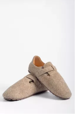 Туфлі на низькій танкетці з широким ремінцем великих розмірів