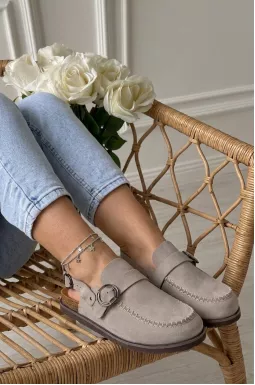 Туфлі замшеві в сірому кольорі з регульованим ремінцем великих розмірів