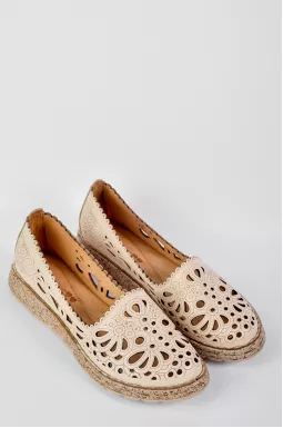 Туфли светло-бежевого цвета с флористическим орнаментом больших размеров