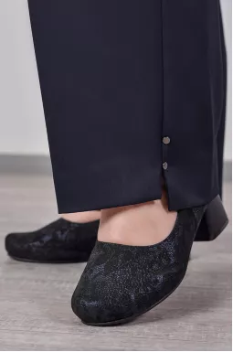 Туфлі чорного кольору з квітковим орнаментом великих розмірів