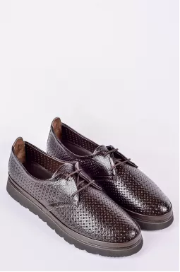 Лаковані туфлі в шоколадному кольорі з перфорацією та шнурівкою великих розмірів