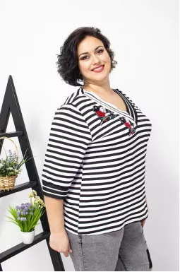 Полосатая футболка с украшениями батал