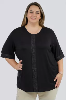 Черная футболка с декоративными элементами больших размеров