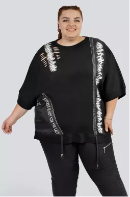 Футболка с вырезами и декором больших размеров