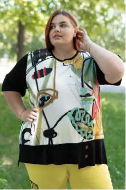 Яркая футболка с декоративными элементами больших размеров