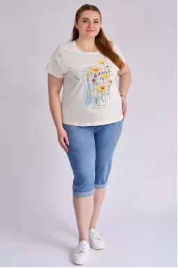 Футболка молочного цвета с ажурными вставками и принтом больших размеров
