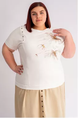 Футболка короткая с нежным принтом и декоративными пуговицами больших размеров
