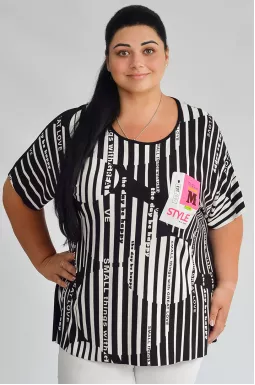 Футболка в черно-белую полоску с надписями больших размеров