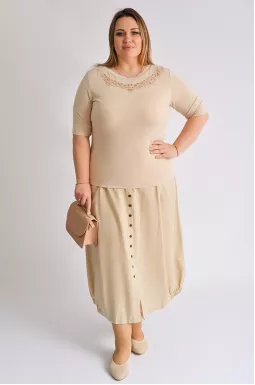 Футболка короткая с вырезными элементами и стразами больших размеров