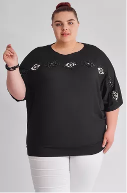 Черная футболка декорирована бусинами больших размеров