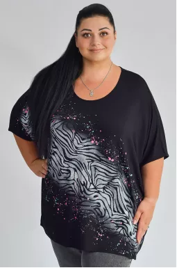 Футболка с абстрактным принтом и цветными акцентами больших размеров