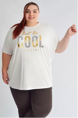 Футболка в молочном оттенке с декоративной надписью больших размеров