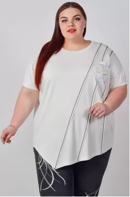 Футболка з асиметричним низом та об’ємною квіткою великих розмірів