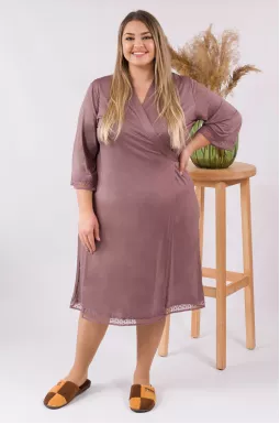 Удобный укороченный халат с кружевом батал