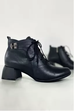 Кожаные ботинки деми на каблуке со шнуровкой больших размеров