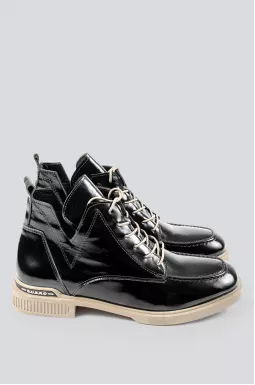 Черевики лакові зі світлою підошвою і шнурками великих розмірів