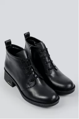 Однотонные черные ботинки на каблуке больших размеров