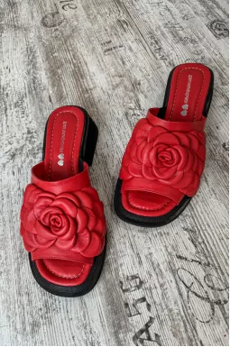 Красные мюли с цветком больших размеров