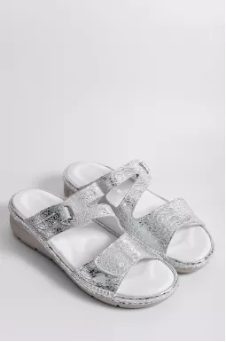 Шлепанцы серебристые на средней танкетке с липучками больших размеров