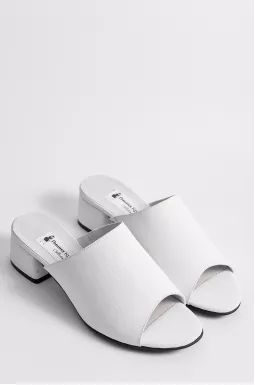 Белые шлепанцы на каблуке больших размеров