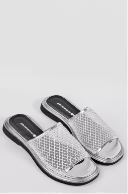 Шльопанці в сріблястому відтінку з сітчастим верхом та камінцями великих розмірів