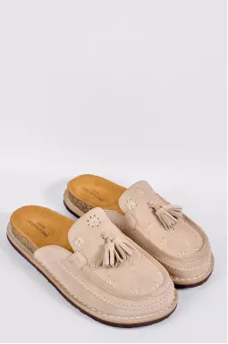 Замшевые мюли пудрового цвета с декоративными кисточками больших размеров