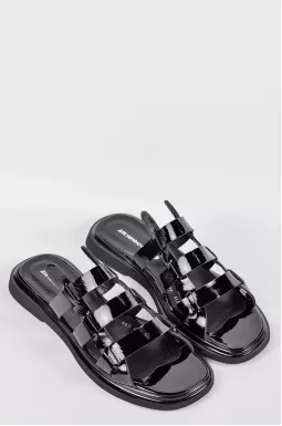 Шлепанцы на низкой танкетке с черным лакированным верхом больших размеров