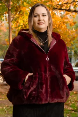 Коротка шуба з блискавкою та капюшоном великих розмірів