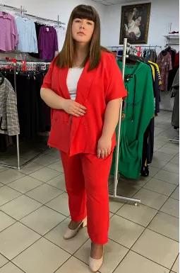 Яркий брючный костюм с поясом супер батал