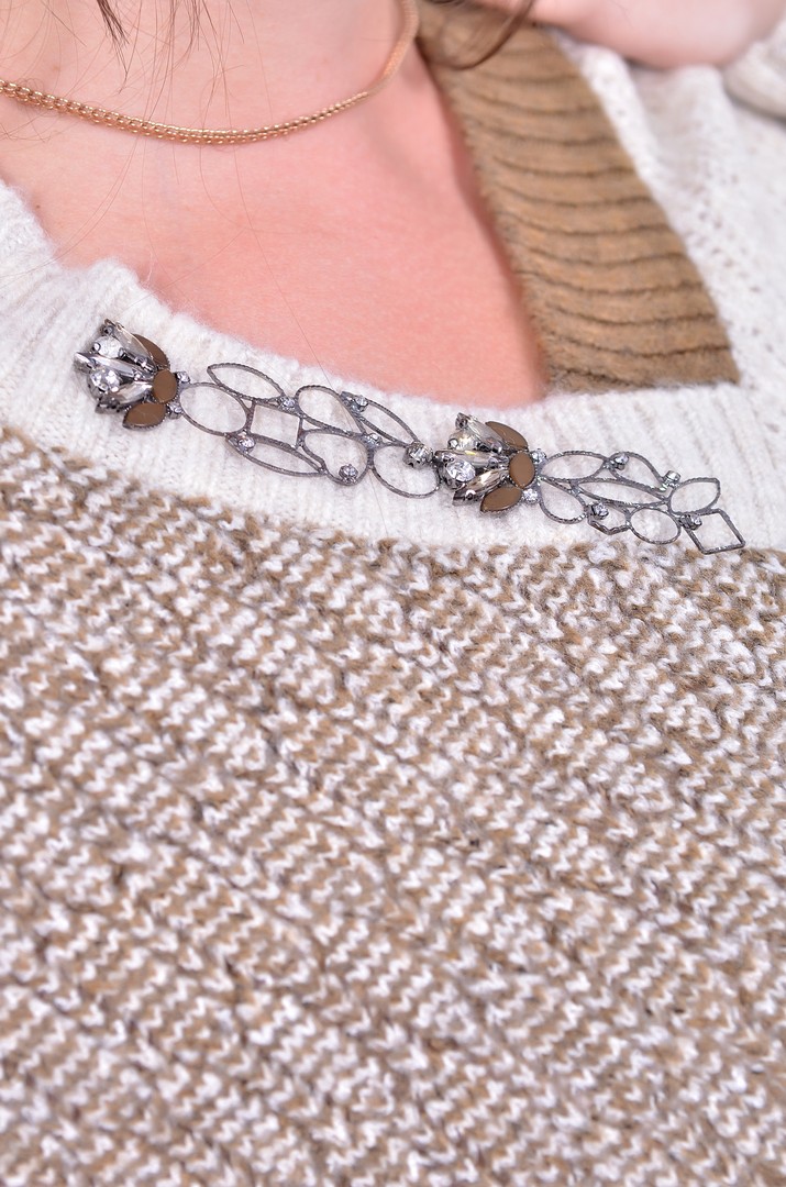 Светр з аксесуаром