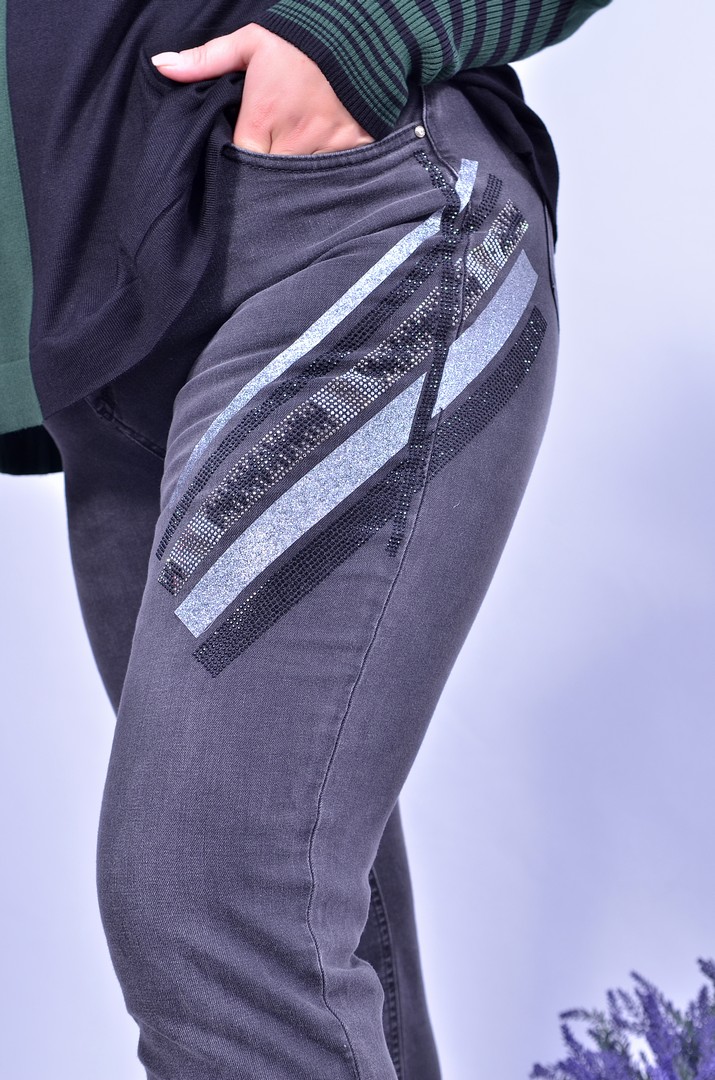 Джинси з декором стильні