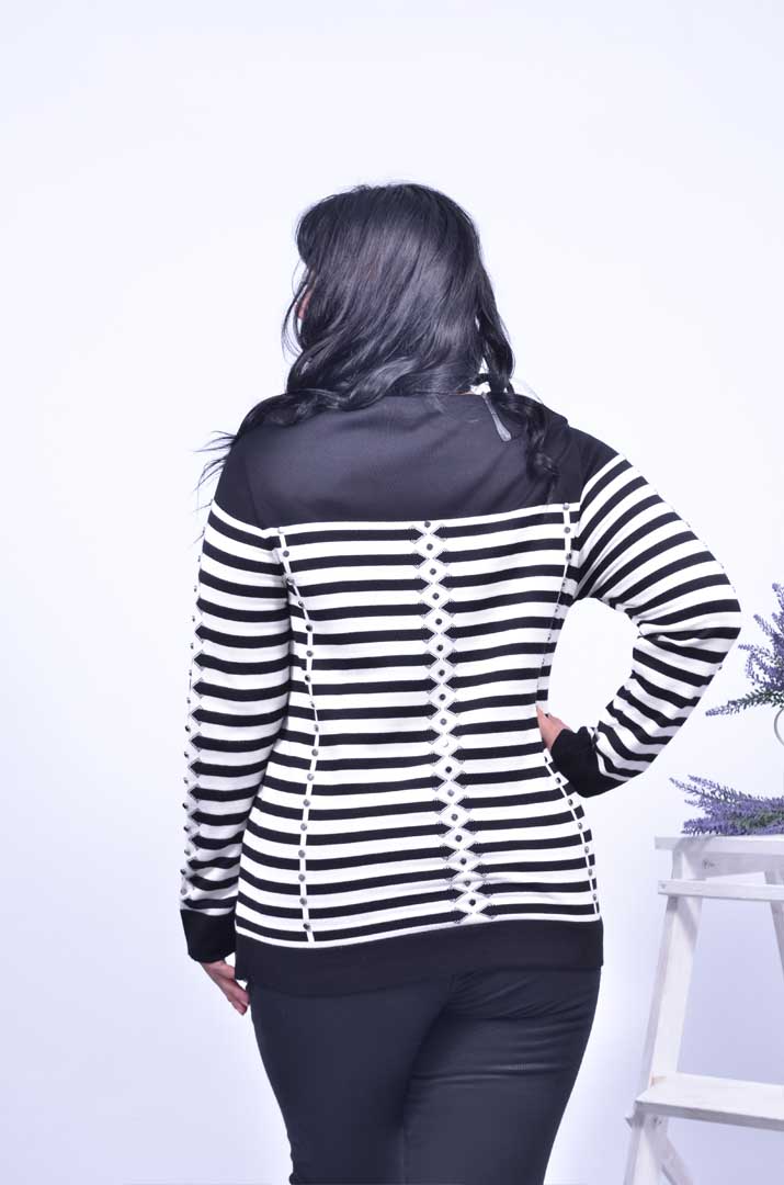 Джемпер с украшением