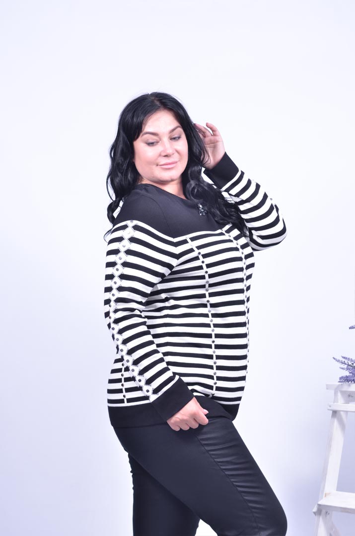 Джемпер с украшением