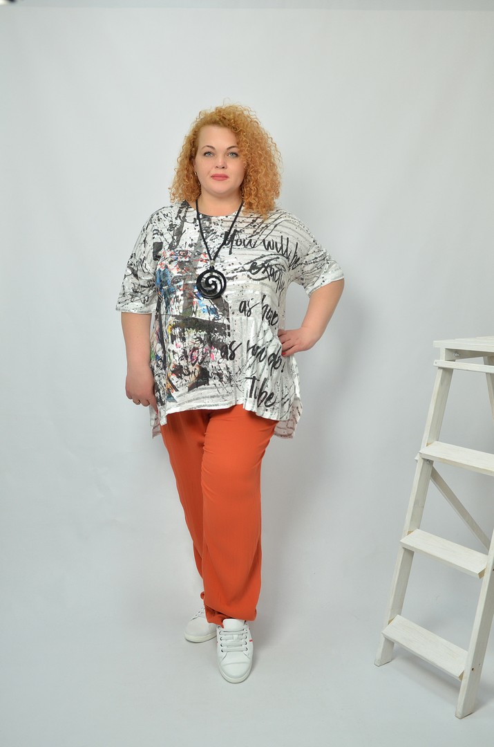 Стильная блуза с принтом и украшением батал