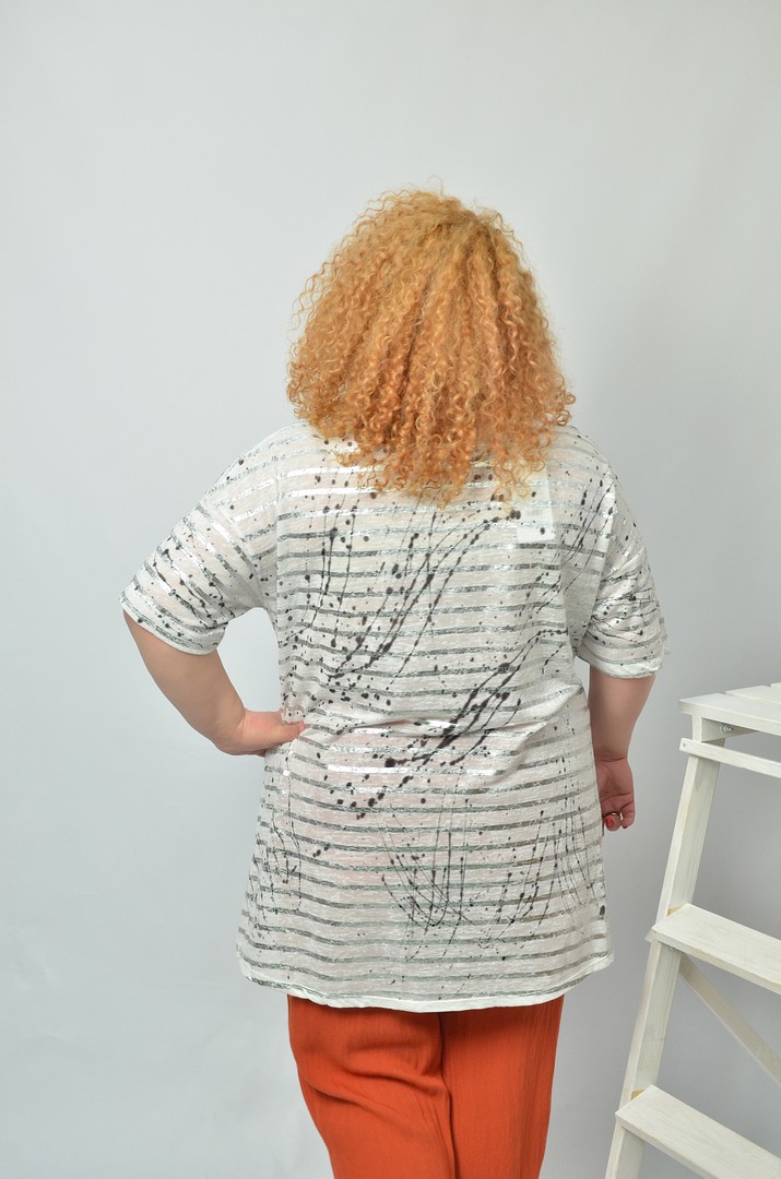 Стильная блуза с принтом и украшением батал