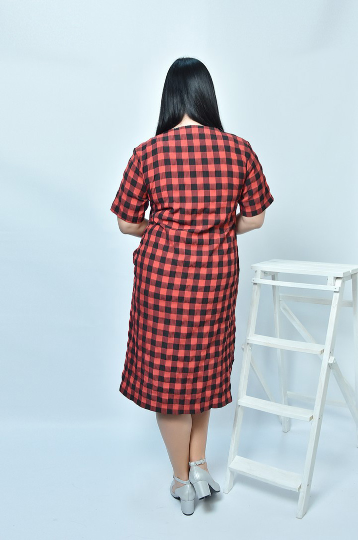 Сукня в клетку міді батал